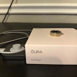 Oura Ring 4 in Gold Size 6